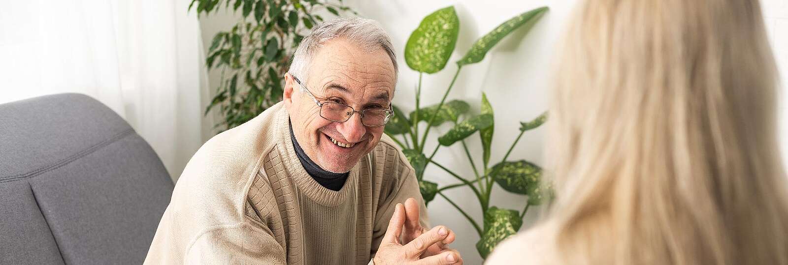 Ein älterer Herr redet mit einer Therapeutin