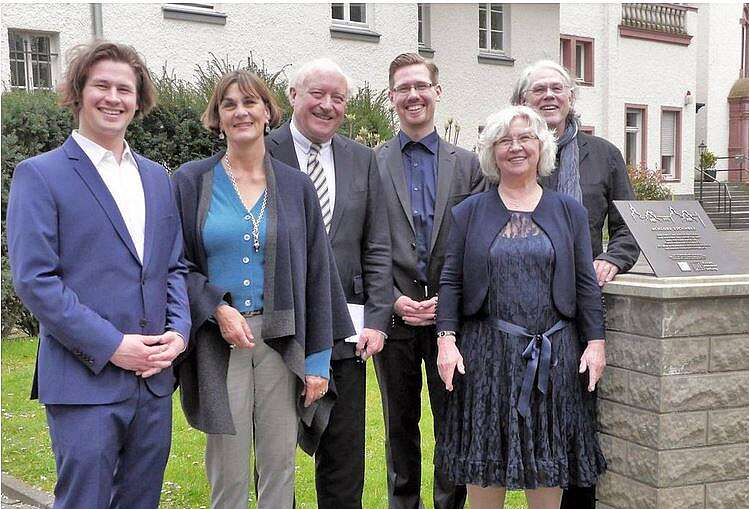 Familie Nelting mit Notar vor Schloss Eichholz