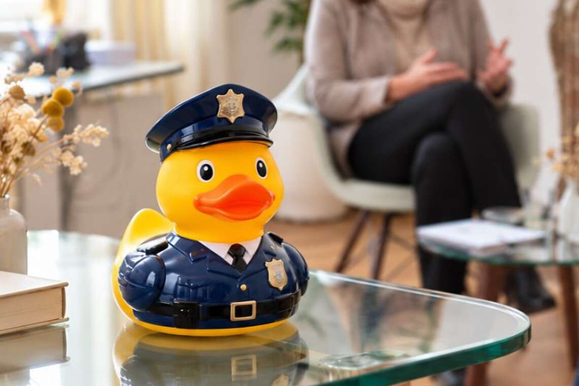 Der lächelnde Polizist und die Badeente