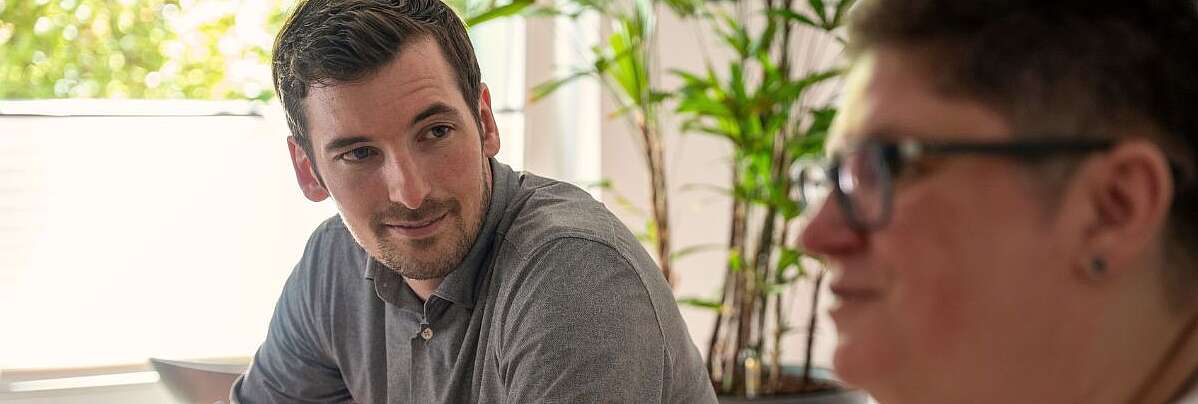 2 Mitarbeiter unterhalten sich