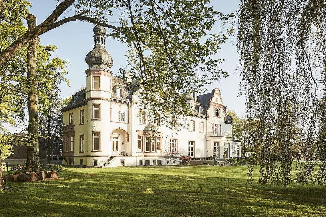 Der Schlosspark der Psychosomatischen Klinik und Akademie in Wesseling