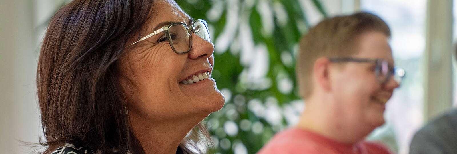 Eine Mitarbeiterin von der Seite