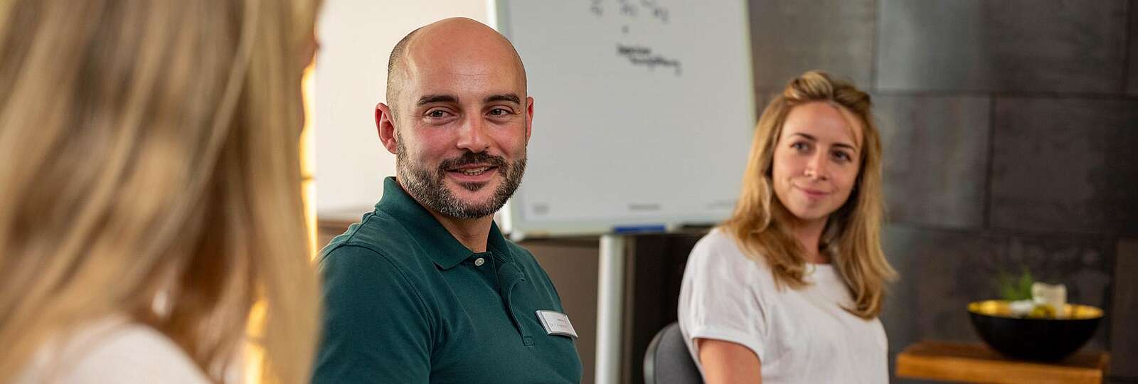 Mitarbeiter des Erziehungsdienst sitzen zusammen und sprechen