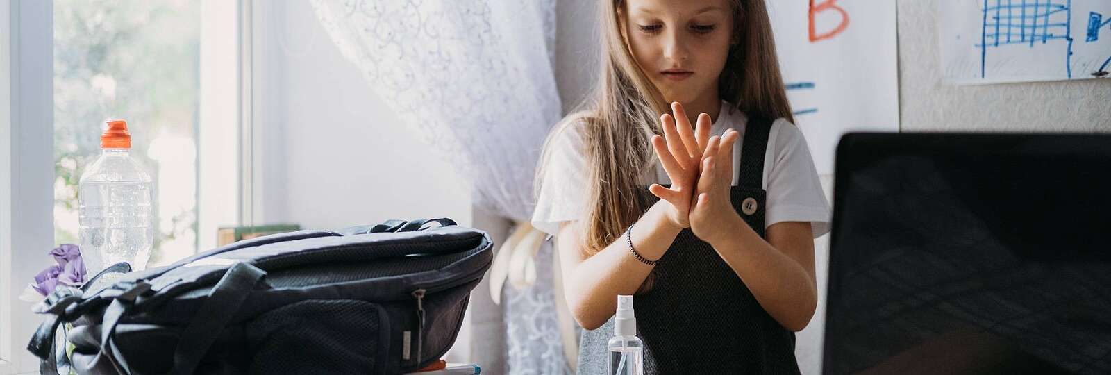 Ein Kind wäscht sich zwanghaft die Hände