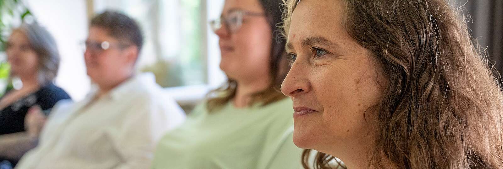 3 Frauen von der Seite