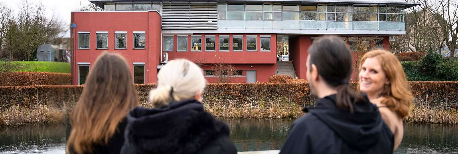 Mitarbeiter der Tagesklinik vor dem Haus