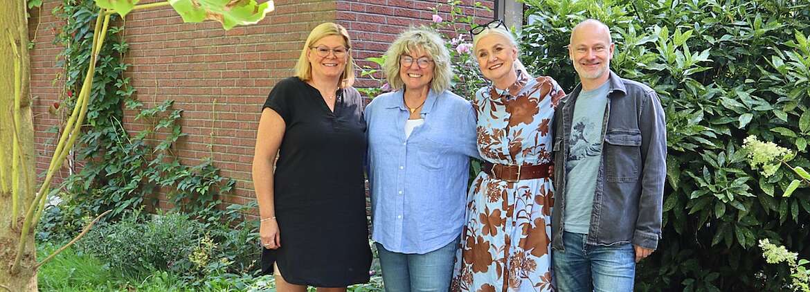 Teamfoto der 4 Lehrer:innen der Klinikschule vor dem Schulgebäude im Garten.