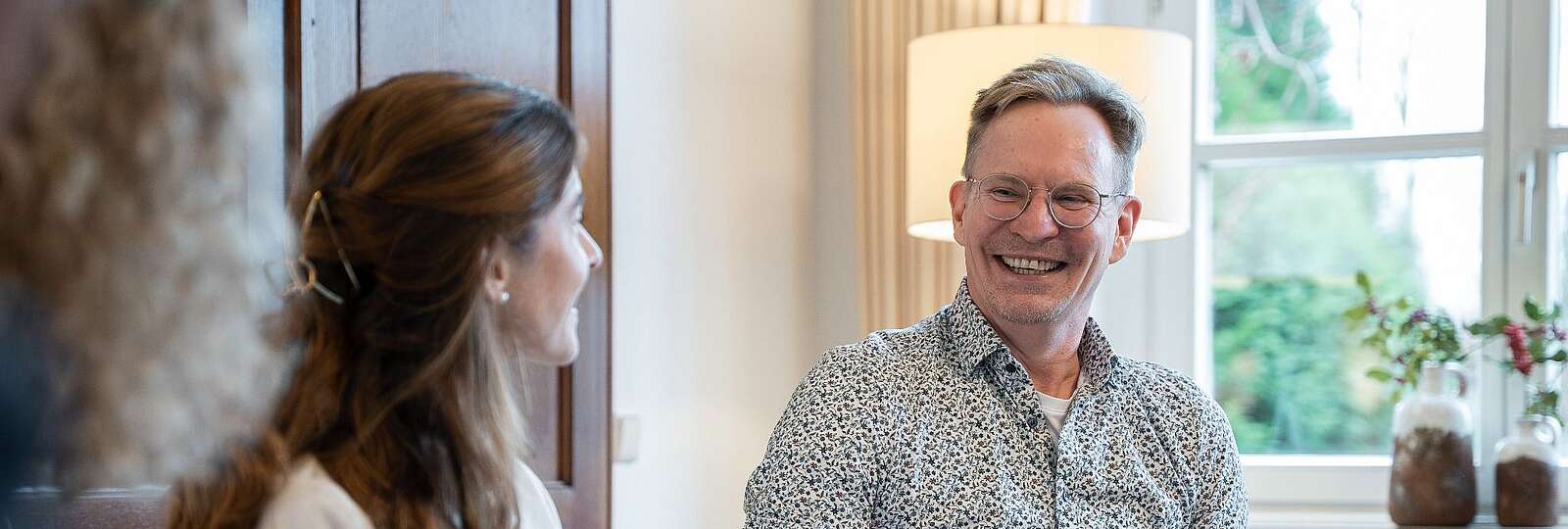Andre Kümmel spricht mit einer Kollegin