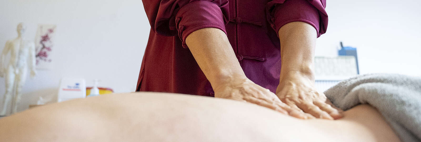 Eine Therapeutin massiert