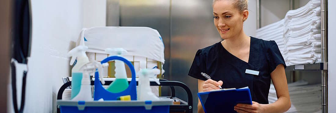 Eine Frau nimmt Bestellungen auf