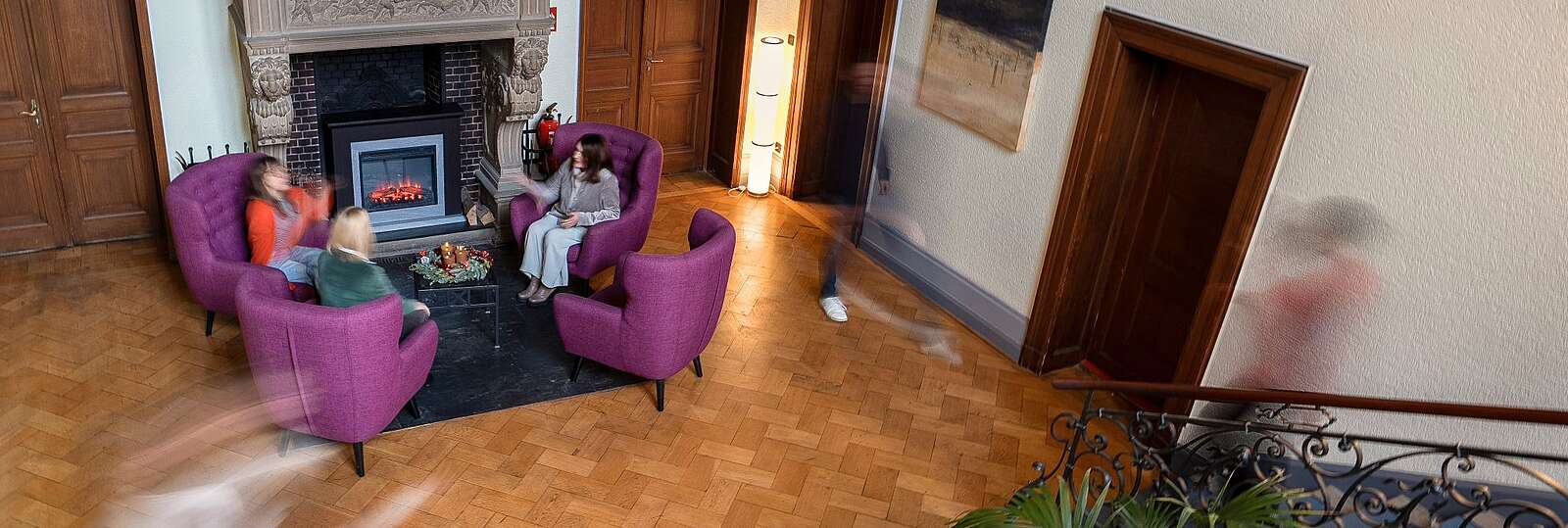 Blick auf den Aufnahmebereich mit Kamin