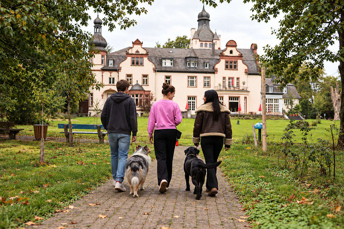 Tiergestützte Therapie mit Hunden in unserer Kinder- und Jugendpsychiatrie
