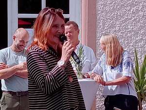 Susanne Altmeyer hält eine Rede beim Sommerfest